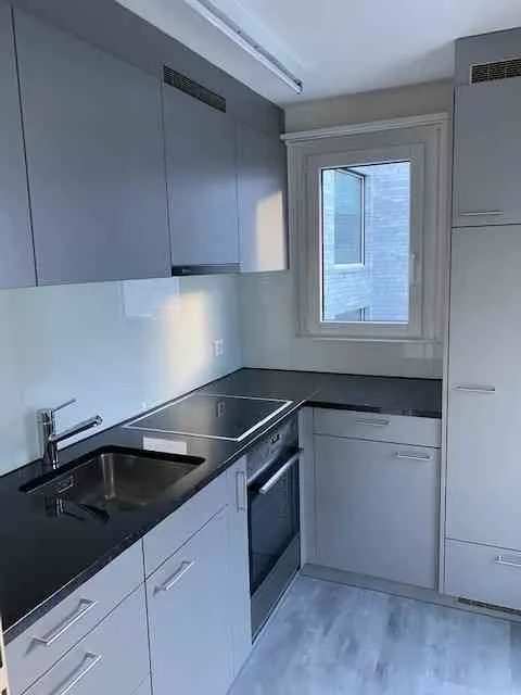 helle, frisch renovierte 2.5 Zimmer Wohnung mit Balkon im 3. Stock
