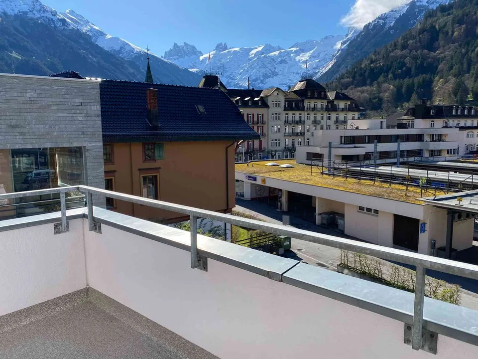 helle, frisch renovierte 2.5 Zimmer Wohnung mit Balkon im 3. Stock