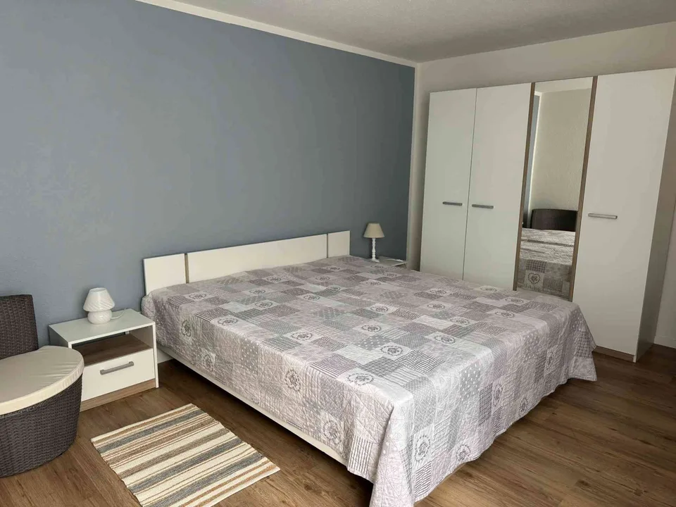helle, frisch renovierte 2.5 Zimmer Wohnung mit Balkon im 3. Stock
