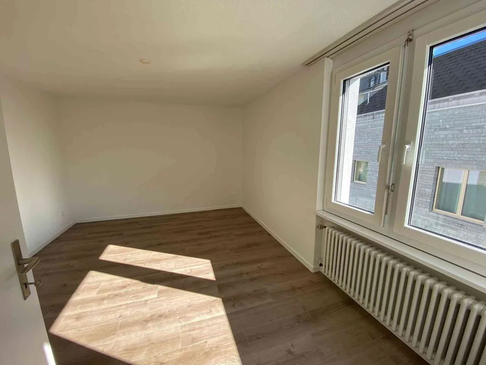 helle, frisch renovierte 2.5 Zimmer Wohnung mit Balkon im 3. Stock