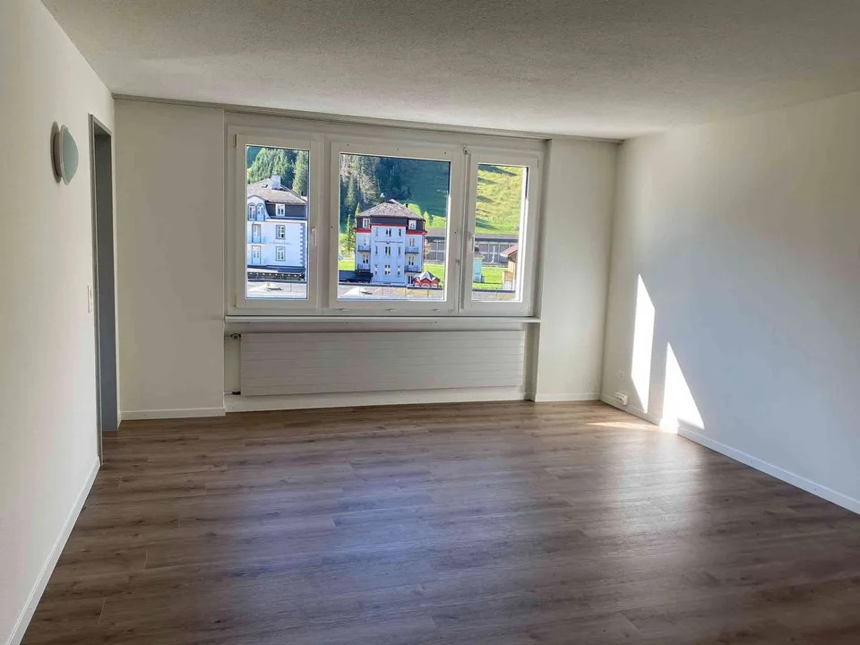helle, frisch renovierte 2.5 Zimmer Wohnung mit Balkon im 3. Stock