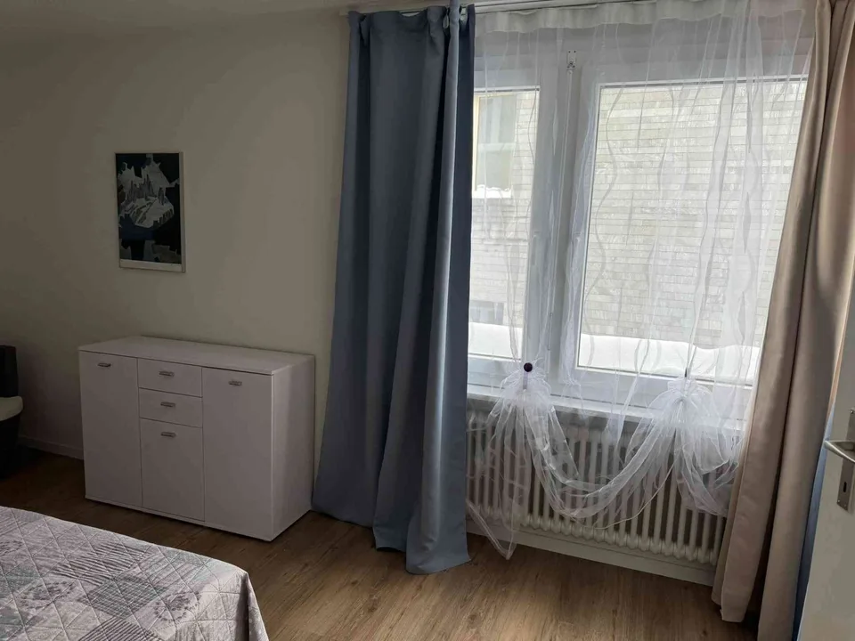 helle, frisch renovierte 2.5 Zimmer Wohnung mit Balkon im 3. Stock