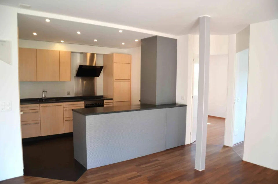 Charmante 3.5 Zimmer-Wohnung mit Garten-Sitzplatz und Garage (E-Mobil.