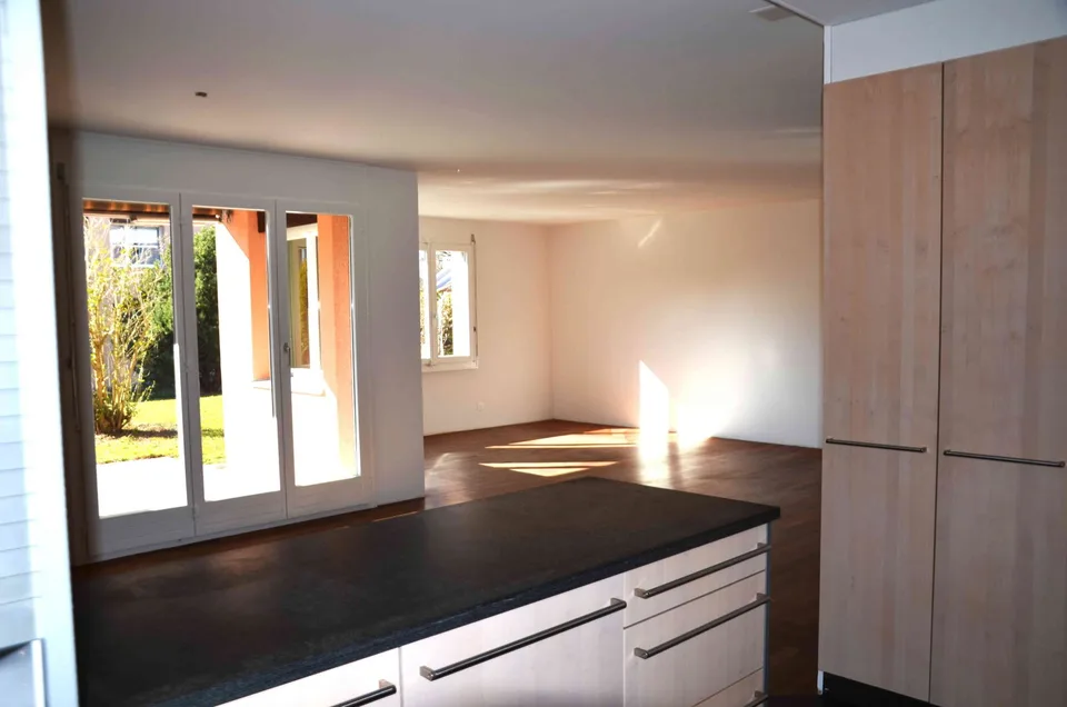 Charmante 3.5 Zimmer-Wohnung mit Garten-Sitzplatz und Garage (E-Mobil.