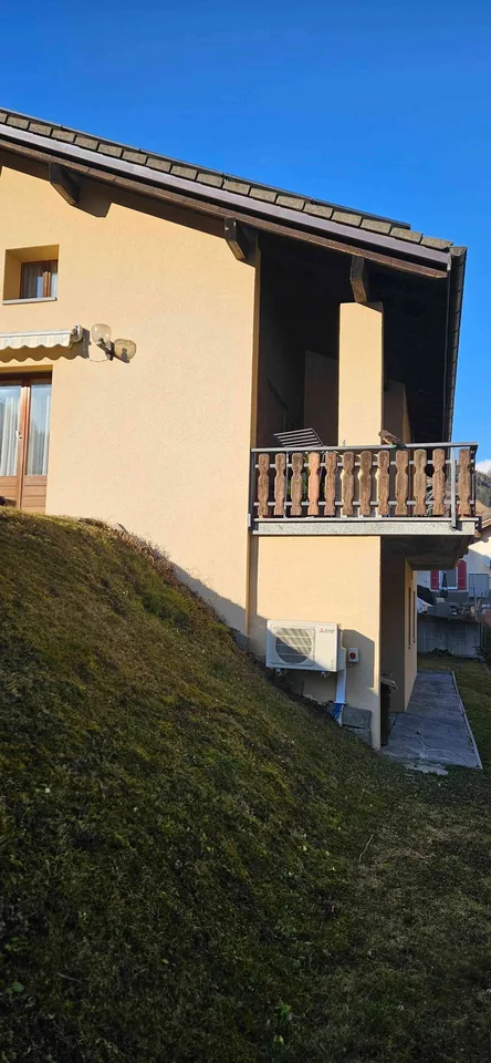 Si trova in un posto soleggiato e tranquillo con giardino