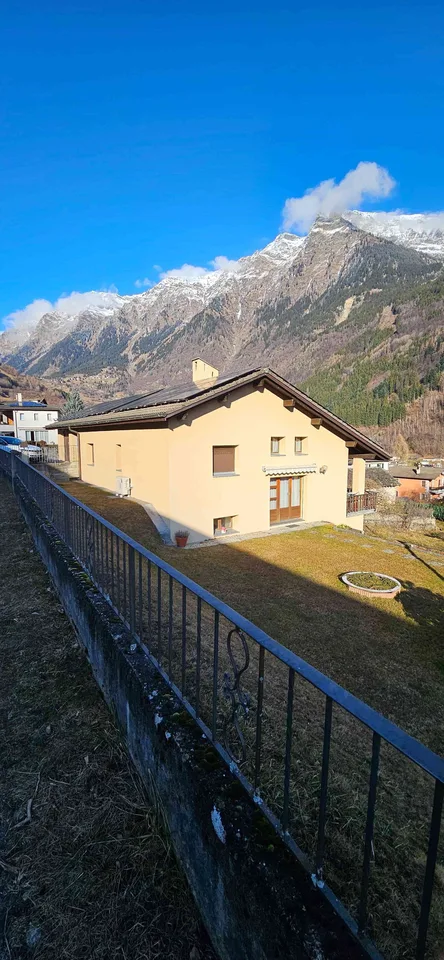 Si trova in un posto soleggiato e tranquillo con giardino