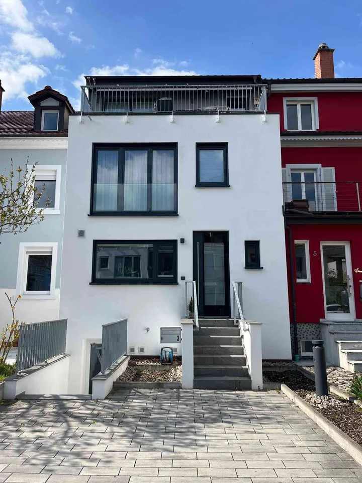 Exklusiv kernsaniertes Reihenhaus mit Dachterrasse in zentraler Lage v
