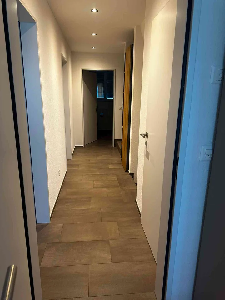 Modernes 6.5 Zimmer Mittelhaus - Wohnkomfort in naturnaher Lage