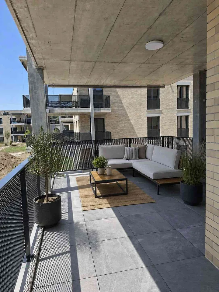 Erstvermietung: Grosse 3.5-Zimmer-Neubauwohnung mit 21 m2 Südbalkon