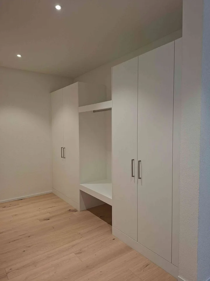 Erstvermietung: Grosse 3.5-Zimmer-Neubauwohnung mit 21 m2 Südbalkon