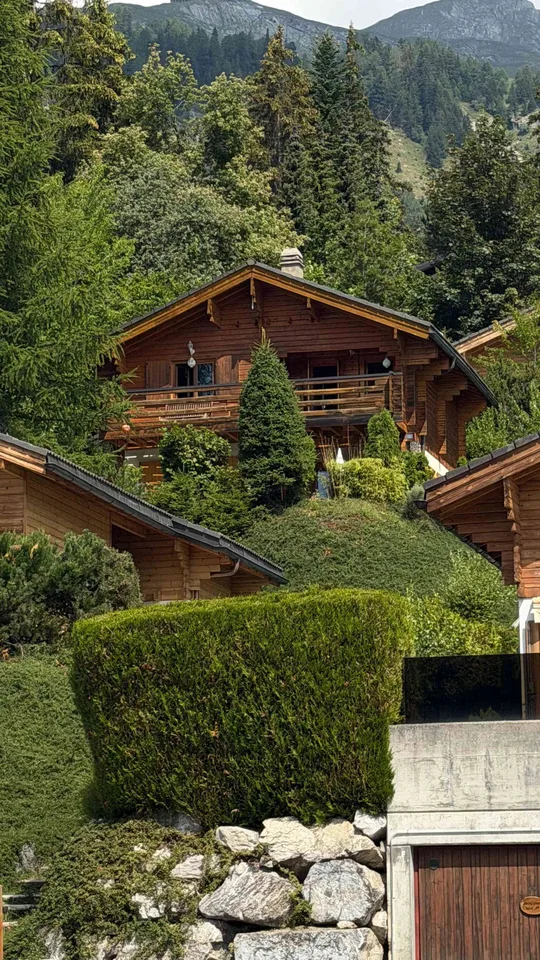 Anzère : Grand chalet ensoleillé, environnement paisible et familial.