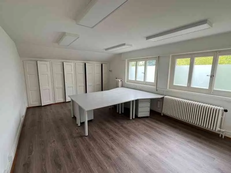 À LOUER – Bureaux calmes et pratiques à Bercher, avec places de parc