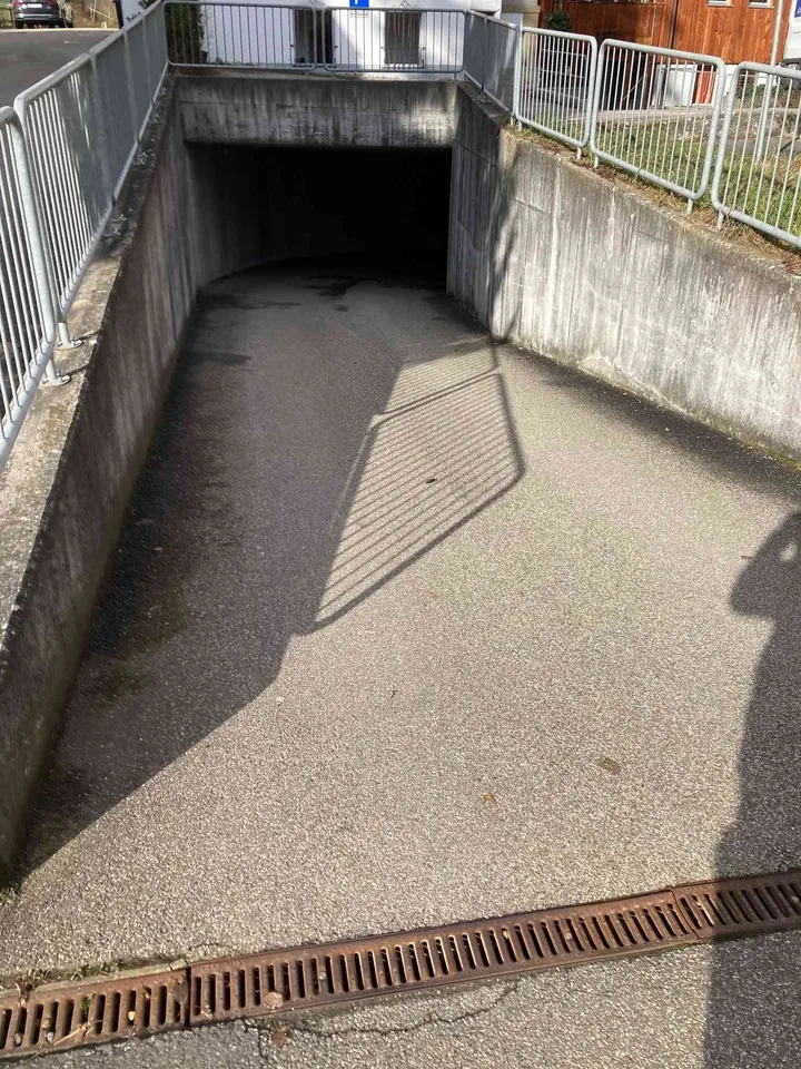 Einstellhallenplatz zu vermieten