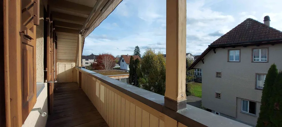 Neu renovierte 3,5 Zi Dachwohnung ruhig und doch zentral in Kirchberg