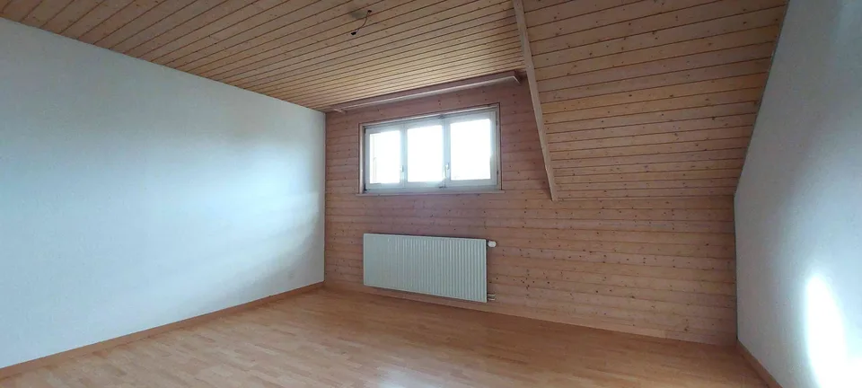 Neu renovierte 3,5 Zi Dachwohnung ruhig und doch zentral in Kirchberg