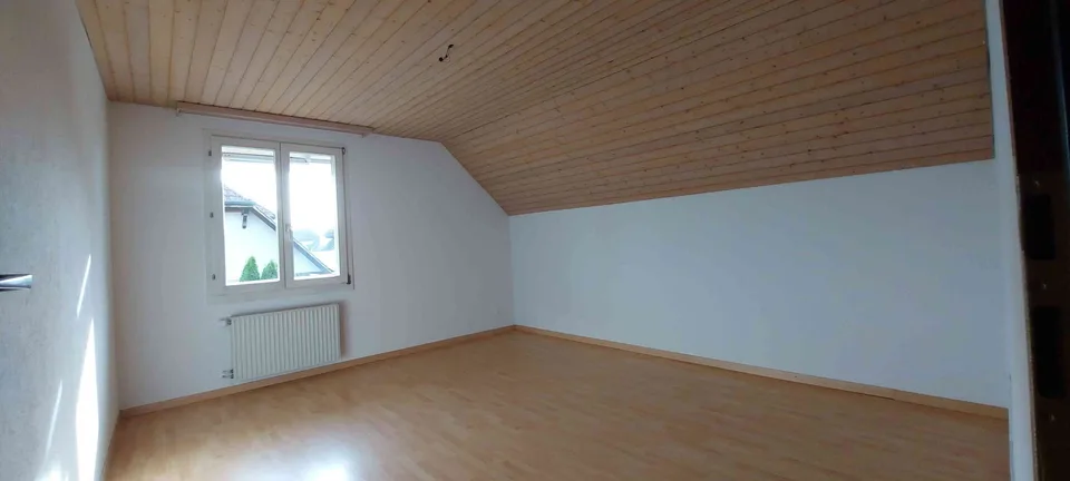 Neu renovierte 3,5 Zi Dachwohnung ruhig und doch zentral in Kirchberg
