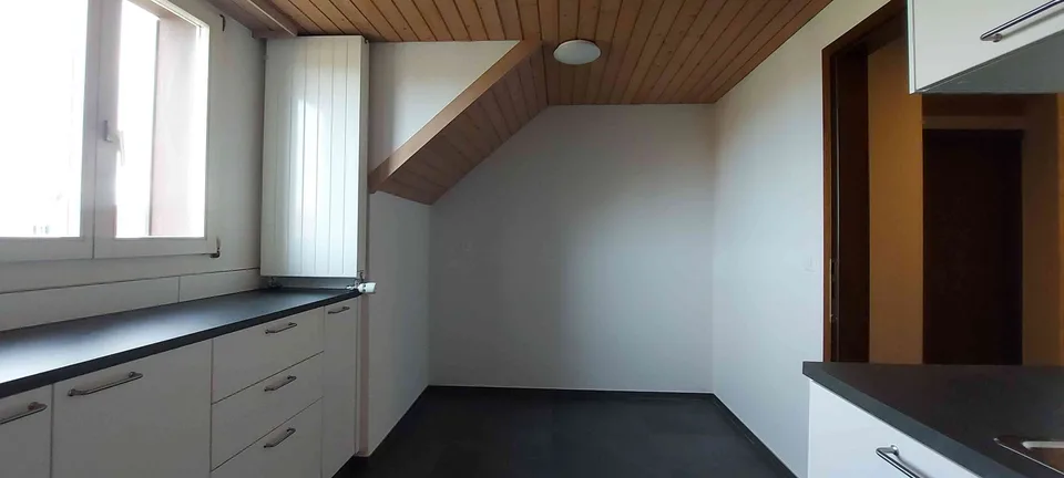 Neu renovierte 3,5 Zi Dachwohnung ruhig und doch zentral in Kirchberg