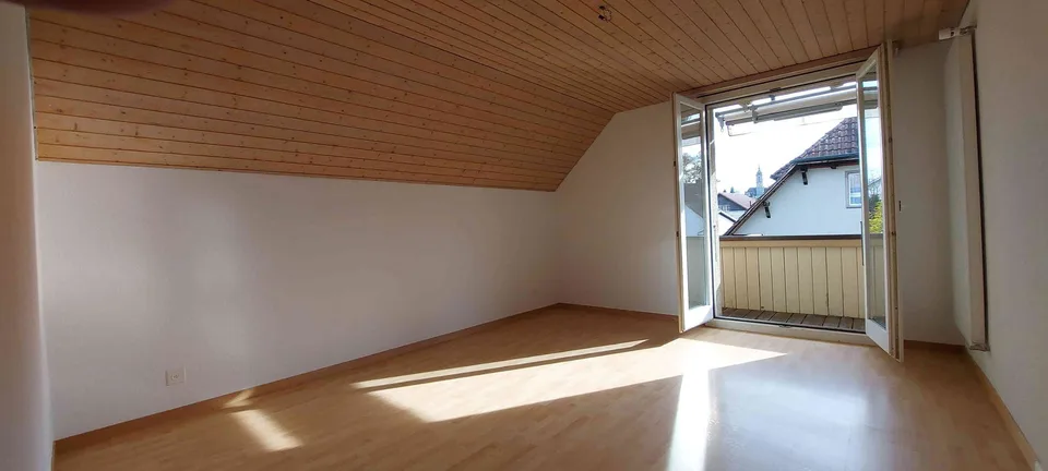 Neu renovierte 3,5 Zi Dachwohnung ruhig und doch zentral in Kirchberg