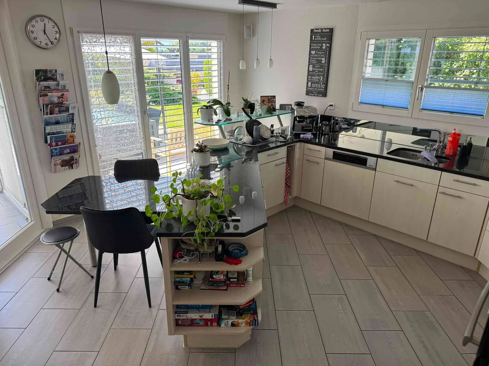Sehr gut besonntes, ruhiges EFH mit Doppelgarage und grosser Terrasse