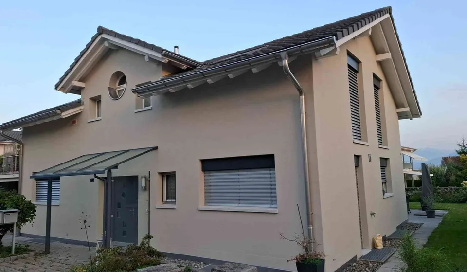 Sehr gut besonntes, ruhiges EFH mit Doppelgarage und grosser Terrasse