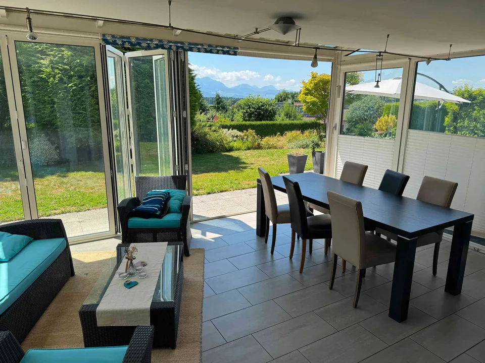 Sehr gut besonntes, ruhiges EFH mit Doppelgarage und grosser Terrasse
