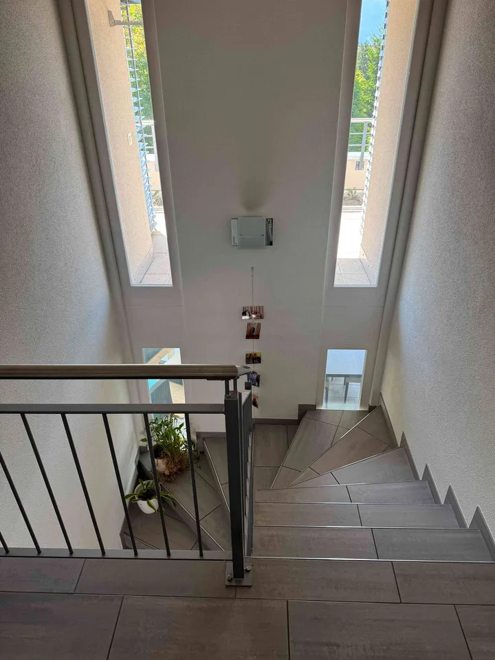 Sehr gut besonntes, ruhiges EFH mit Doppelgarage und grosser Terrasse
