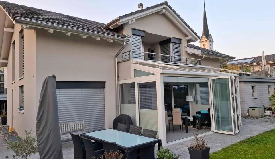 Sehr gut besonntes, ruhiges EFH mit Doppelgarage und grosser Terrasse