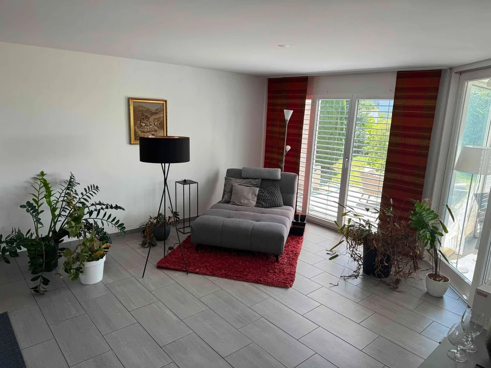 Sehr gut besonntes, ruhiges EFH mit Doppelgarage und grosser Terrasse