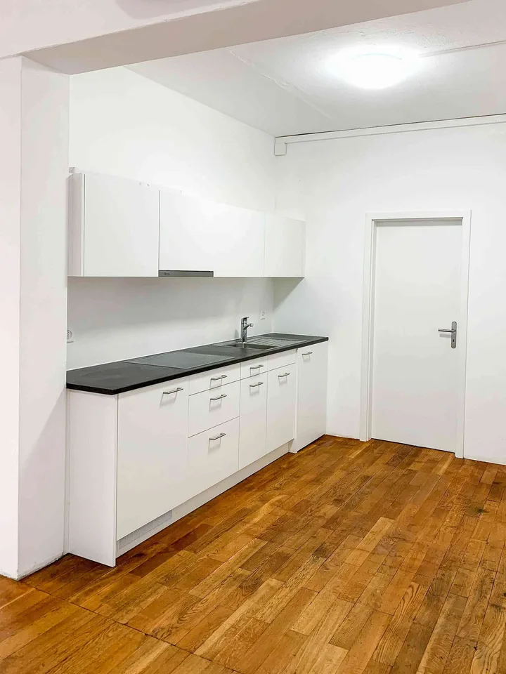 Grosses Büro/Atelier in Industrielook und Aussicht