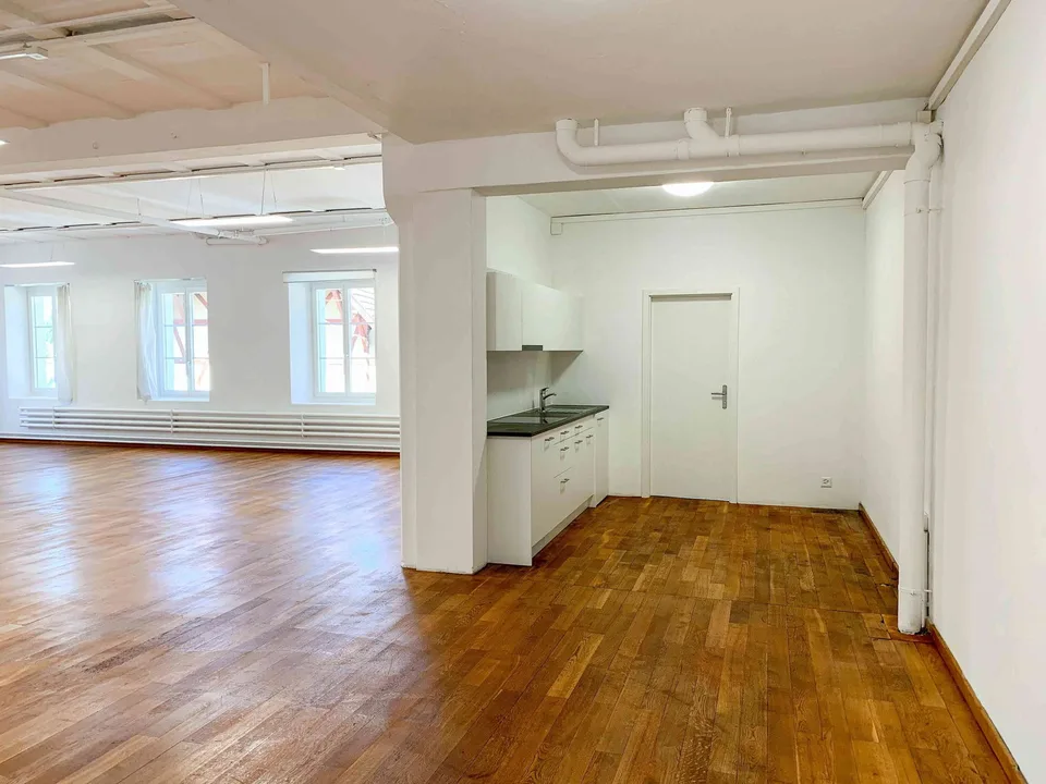 Grosses Büro/Atelier in Industrielook und Aussicht