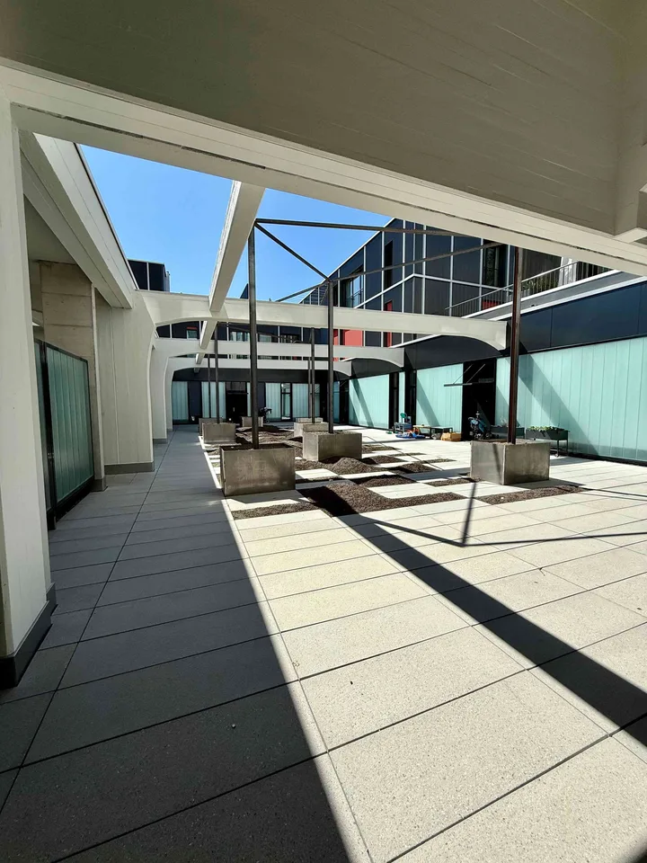 Neue, einzigartige, lichtdurchflutete 3.5 Zimmer Garten-Loft-Wohnung