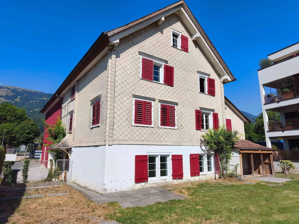 Einfamilien mit Garten und grosser Scheune