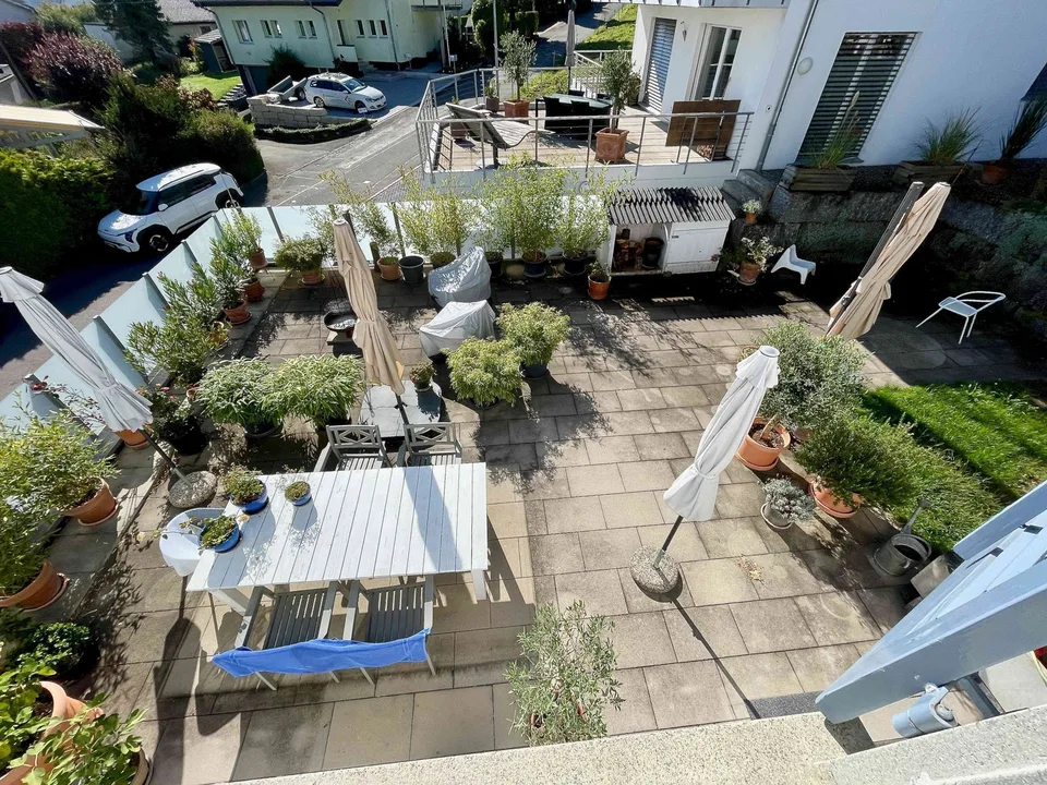 An Top-Lage: Renovierte, helle, 4.5-Zimmer Whg mit 100 m2 Terrasse