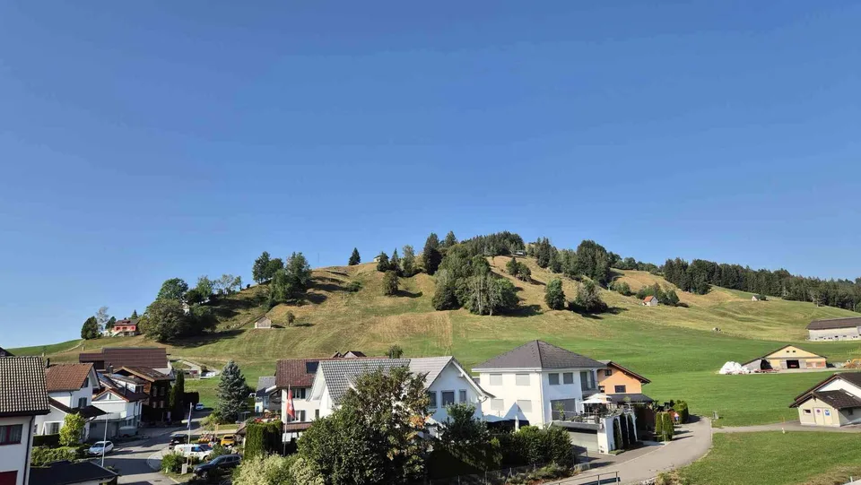 Exklusive 4.5-Zimmer-Gartenwohnung an sonniger Lage in Willerzell