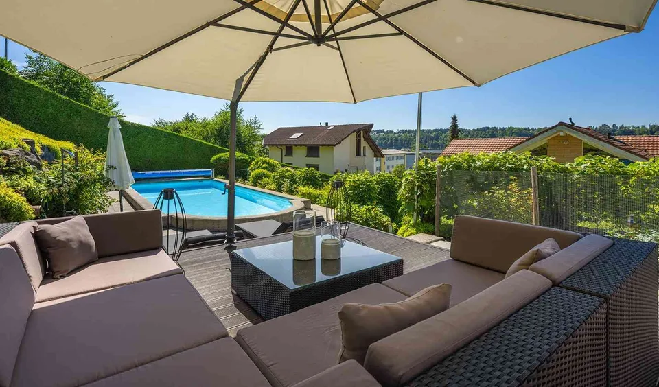 Einfamilienhaus: Einliegerwohnung, beheizter Pool, 1’155 m² Grundstück