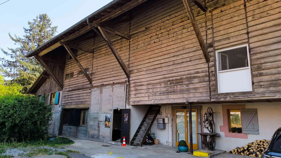 Ferme réhabilitée en appartements et locaux artisanaux