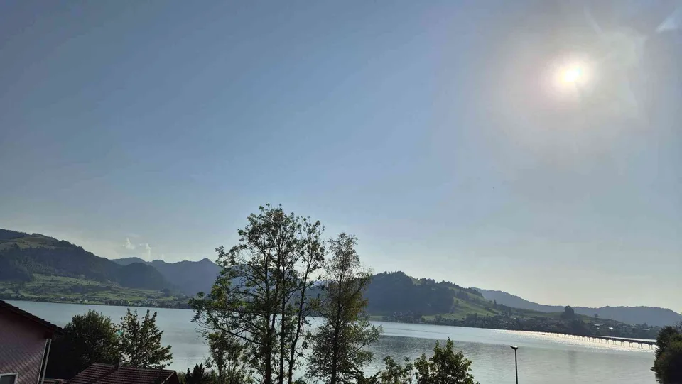 Exklusive 4.5-Zimmer-Neunbauwohnung mit Seesicht und Alpenkulisse