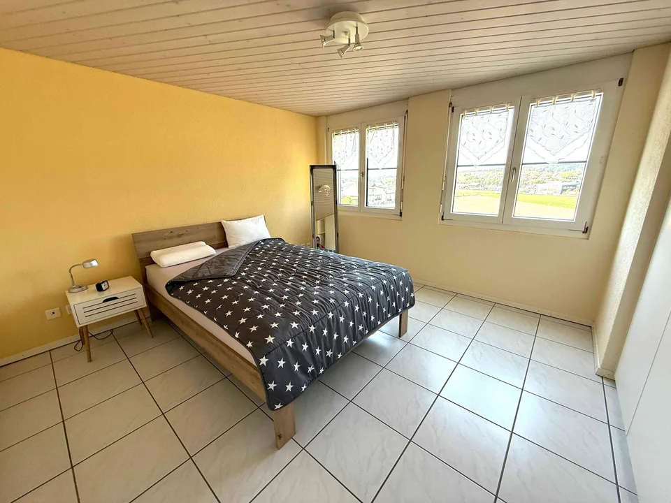 Helle 4.5 Zimmerwohnung mit diversen Einkaufsmöglichkeiten im Haus.