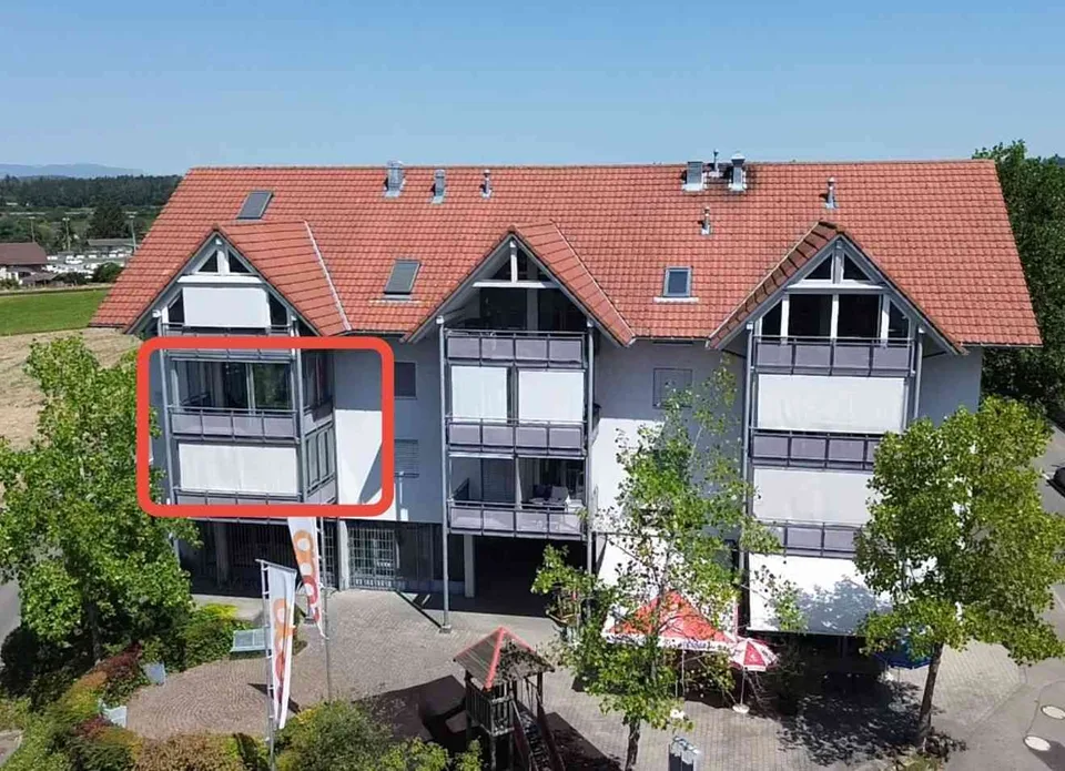 Helle 4.5 Zimmerwohnung mit diversen Einkaufsmöglichkeiten im Haus.