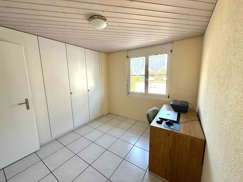 Helle 4.5 Zimmerwohnung mit diversen Einkaufsmöglichkeiten im Haus.