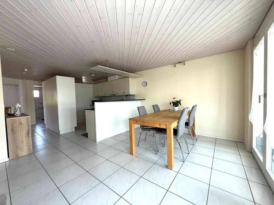 Helle 4.5 Zimmerwohnung mit diversen Einkaufsmöglichkeiten im Haus.