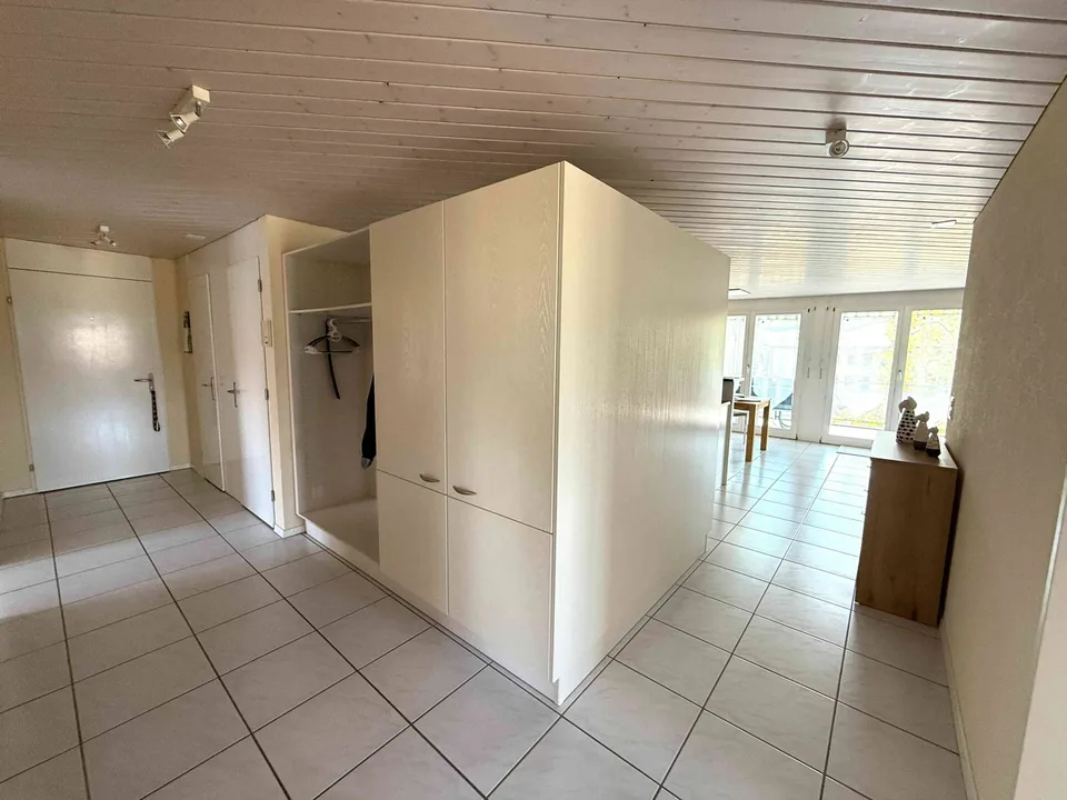 Helle 4.5 Zimmerwohnung mit diversen Einkaufsmöglichkeiten im Haus.