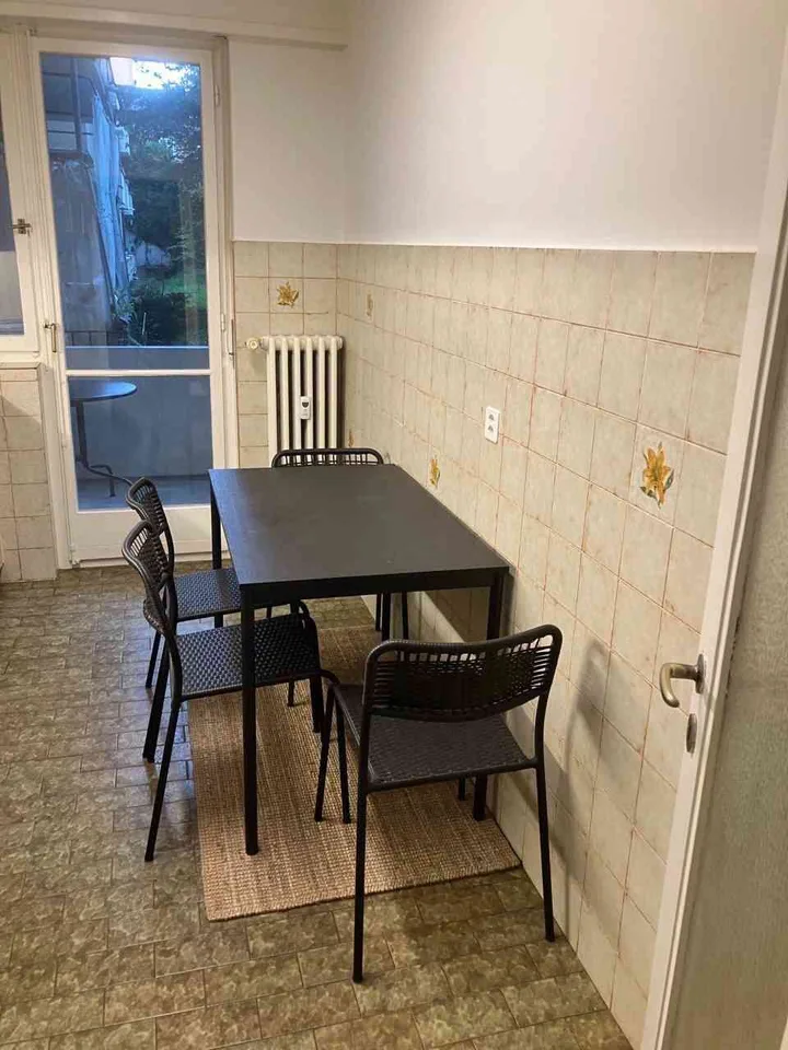 Möbliertes Privatzimmer A3 an zentraler Lage in 4-Z'Wohnung