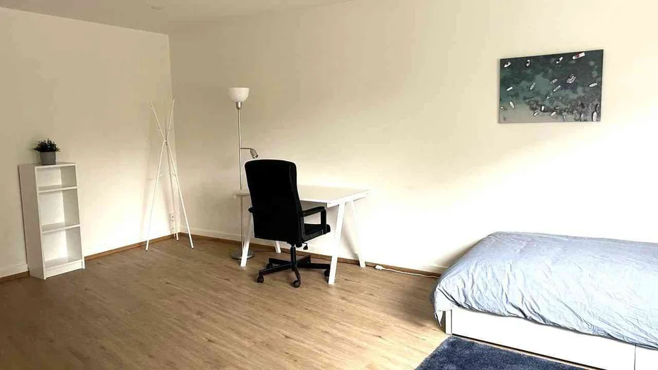 Möbliertes Privatzimmer A3 an zentraler Lage in 4-Z'Wohnung