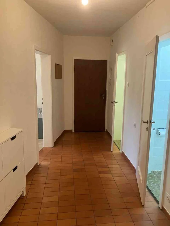 Möbliertes Privatzimmer A3 an zentraler Lage in 4-Z'Wohnung