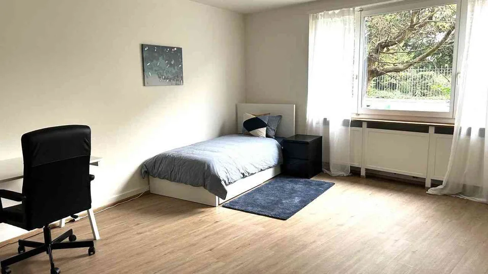 Möbliertes Privatzimmer A3 an zentraler Lage in 4-Z'Wohnung