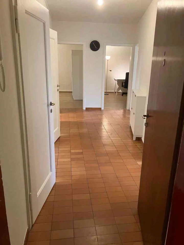 Möbliertes Privatzimmer A3 an zentraler Lage in 4-Z'Wohnung