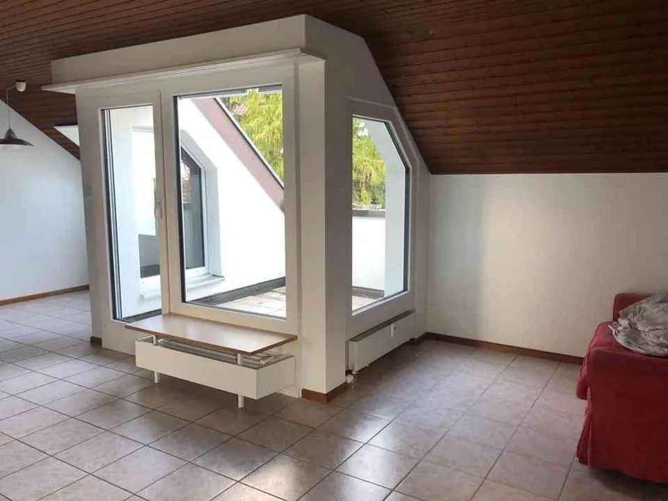 Renovierte helle 2.5. Zimmer Dachwohnung in Allschwil