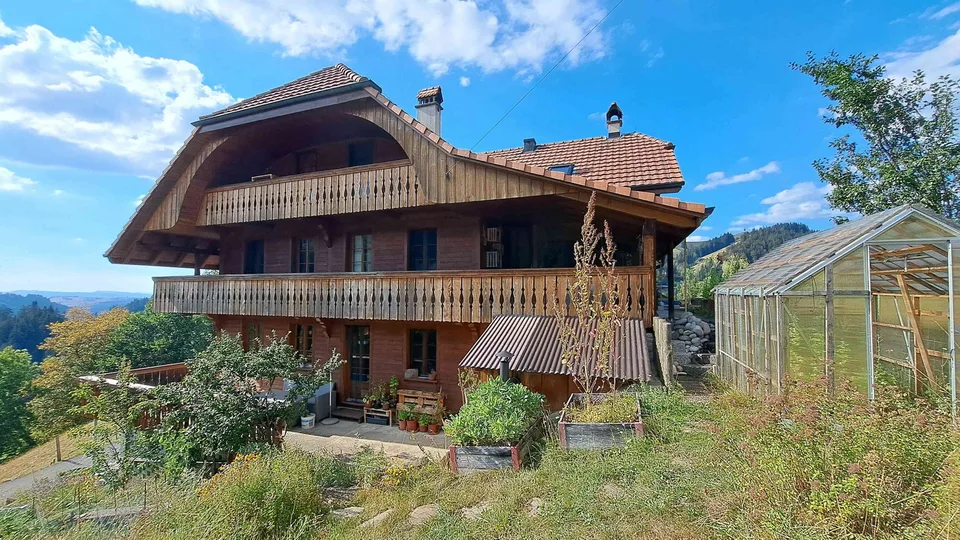 10-Zimmer-Einfamilienhaus (2 Wohnungen) im Grünen