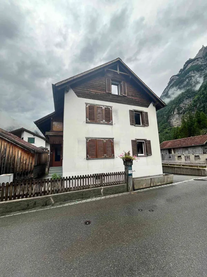 EFH mit sepr. Wohnung am Bach in Vättis